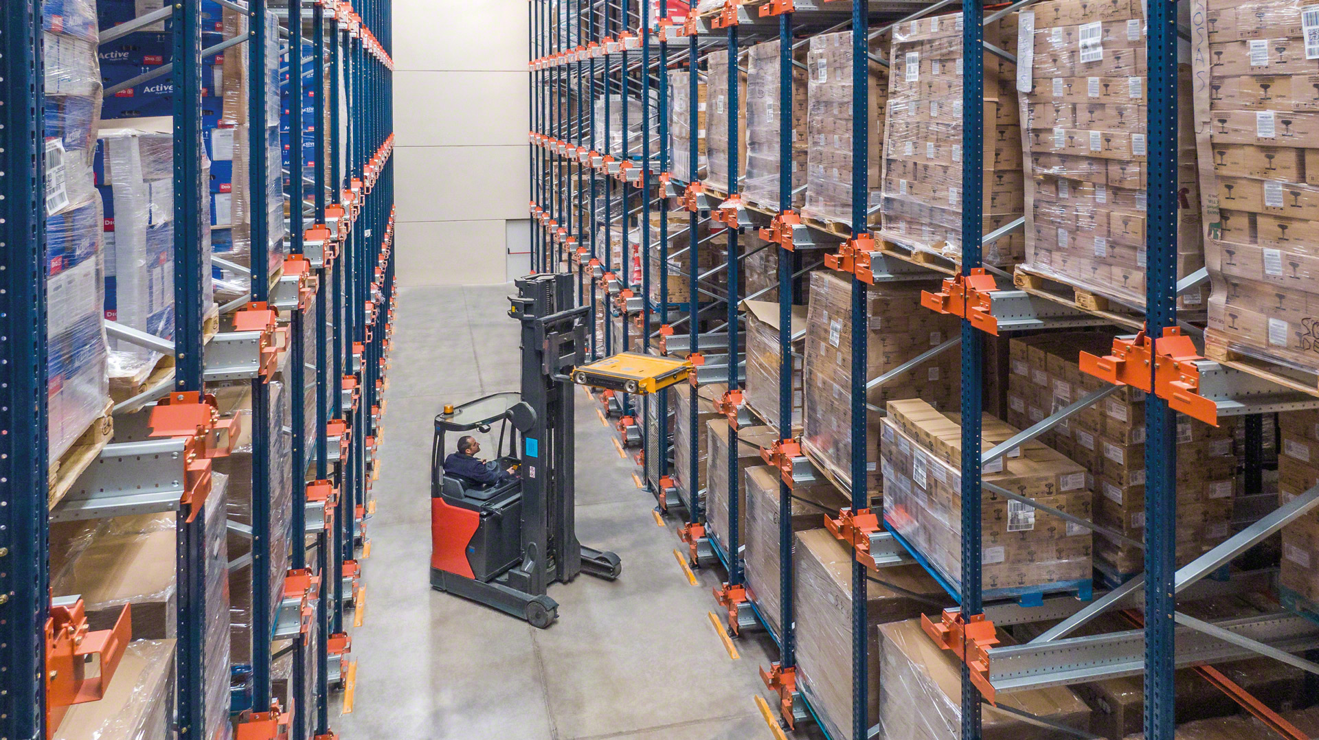 Forkliftler, yüksek yoğunluklu sistemlerde malları depolamak veya çıkarmak için mekiği depolama kanalına yerleştirir