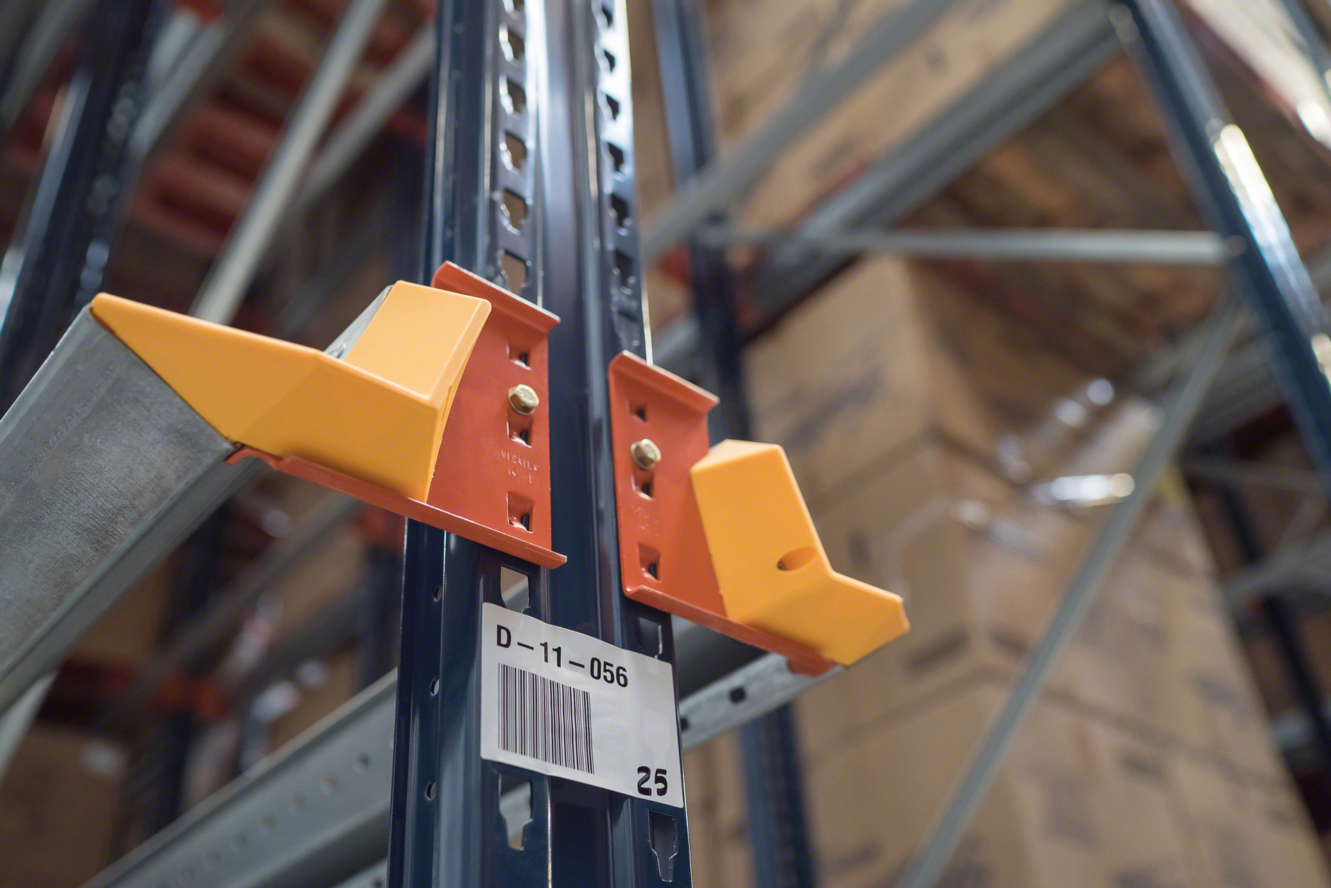 Palet merkezleyici, drive-in raf sisteminin önemli bir parçasıdır: Forkliftlerin malları taşımasını kolaylaştırır