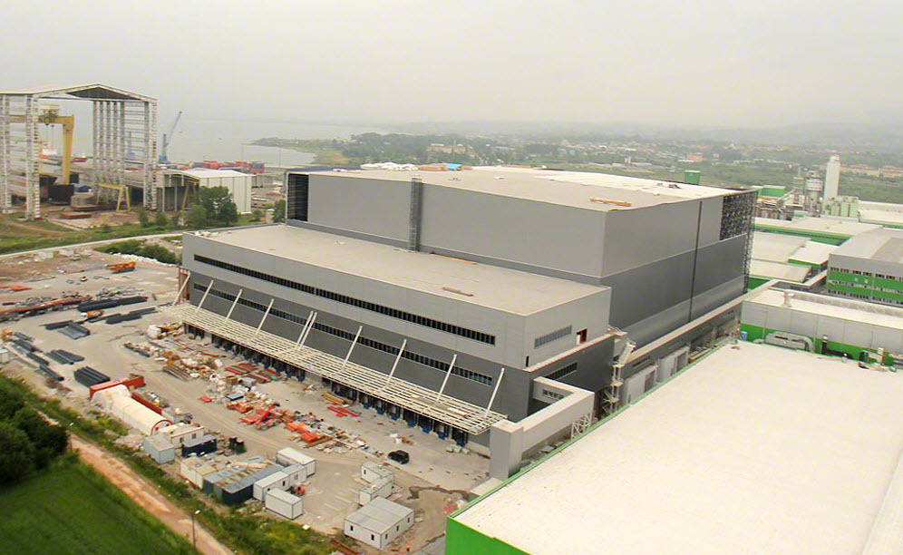 Üretim tesisleri, dört adet konveyör tüneli ile otomatik depoya bağlanır